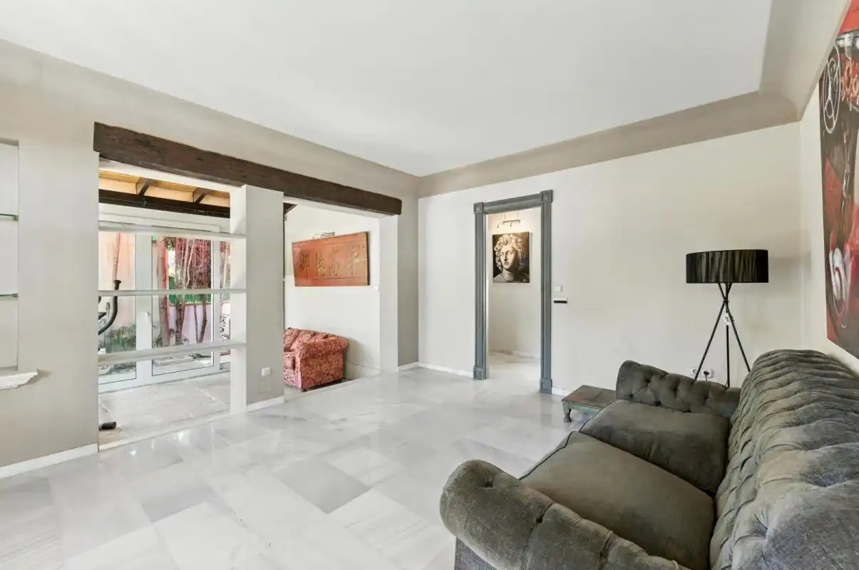 Sala d'estar de Casa o xalet en venda en Marbella amb Calefacció, Jardí privat i Terrassa