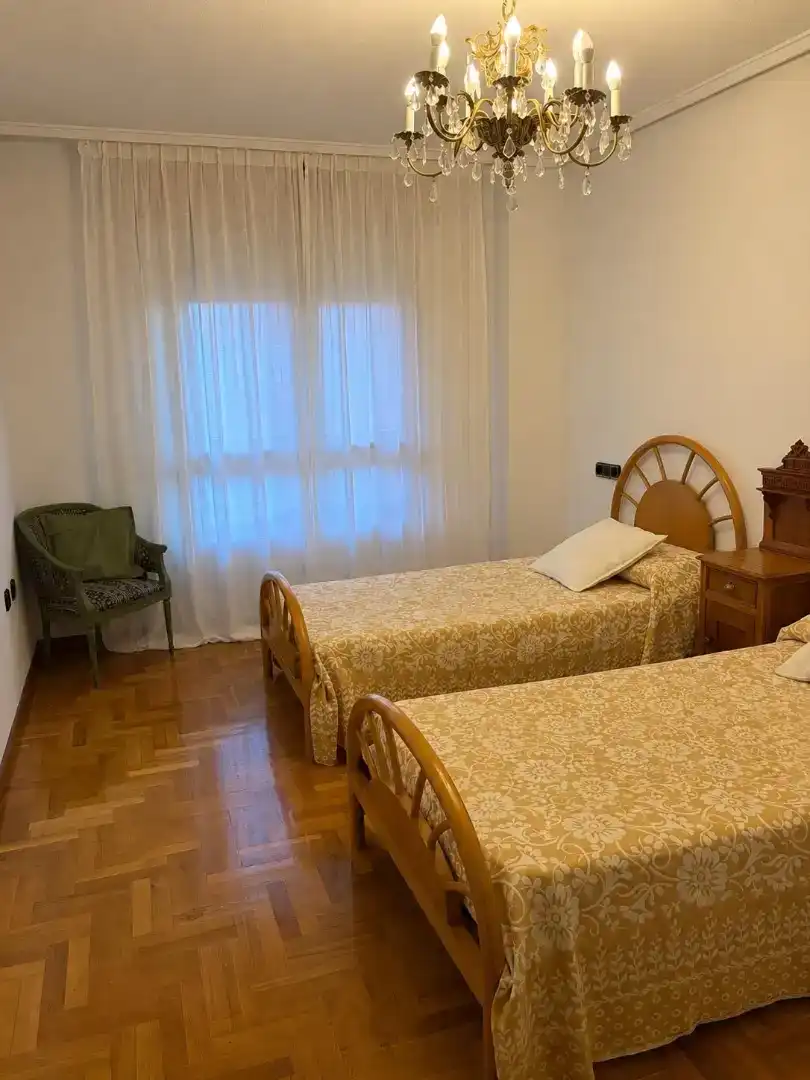 Schlafzimmer von Wohnung zur Miete in Siero mit Klimaanlage