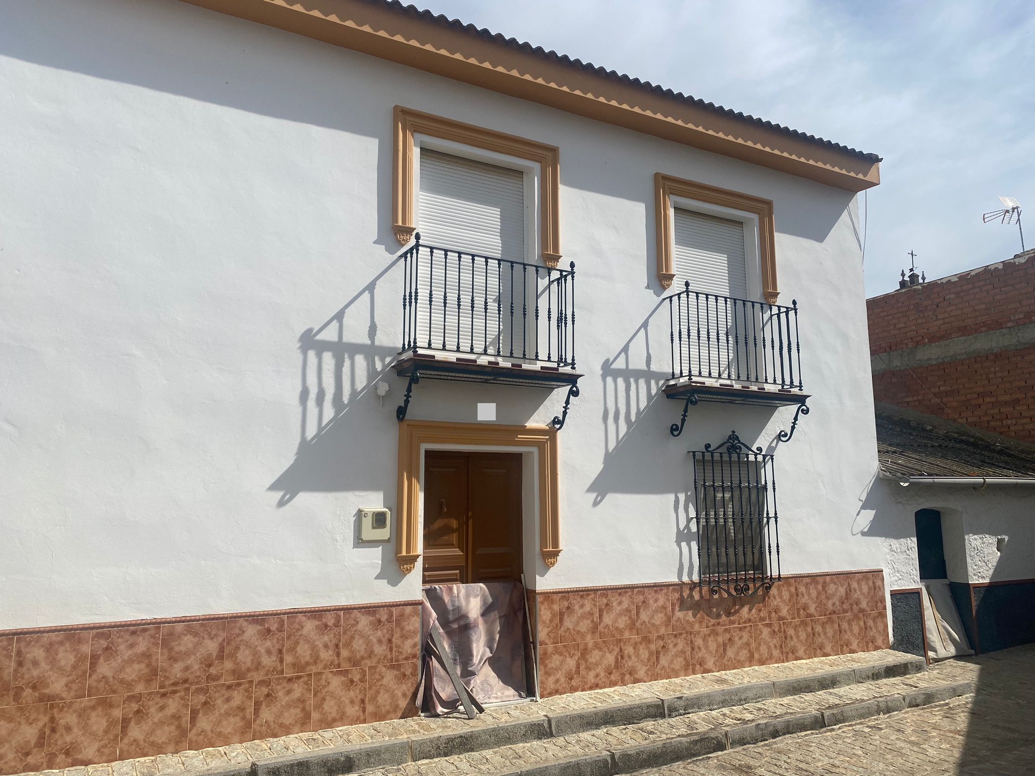 Vista exterior de Casa o xalet en venda en Gerena amb Aire condicionat, Terrassa i Traster