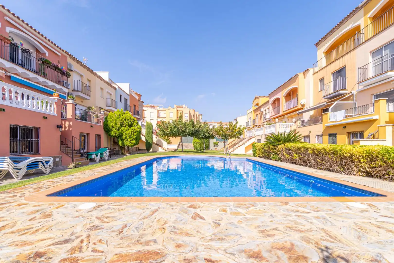 Schwimmbecken von Einfamilien-Reihenhaus zum Verkauf in Empuriabrava mit Heizung, Möbliert und Balkon
