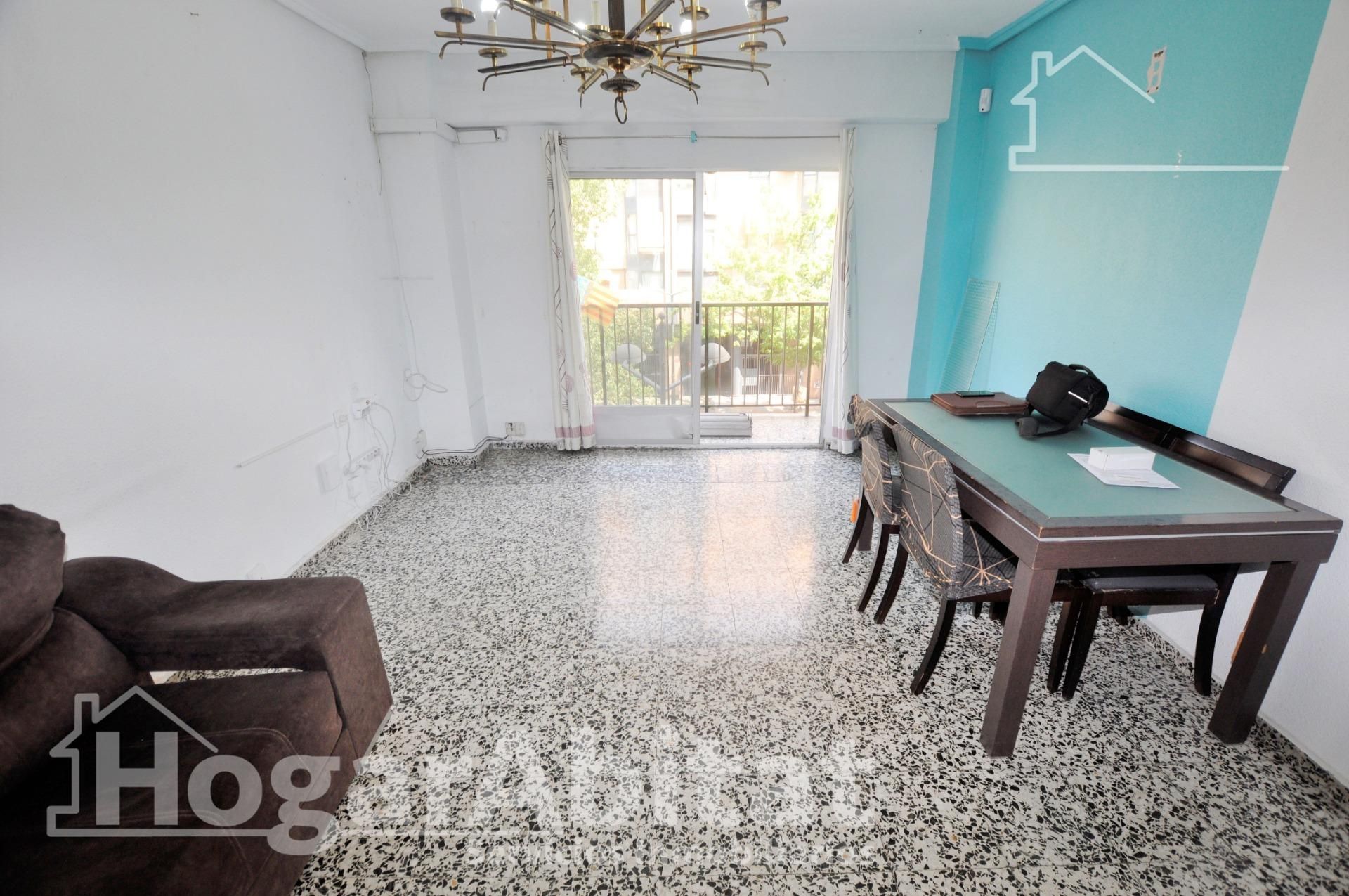 Living room of Flat for sale in  Valencia Capital  with Air Conditioner, Balcony and Alarm