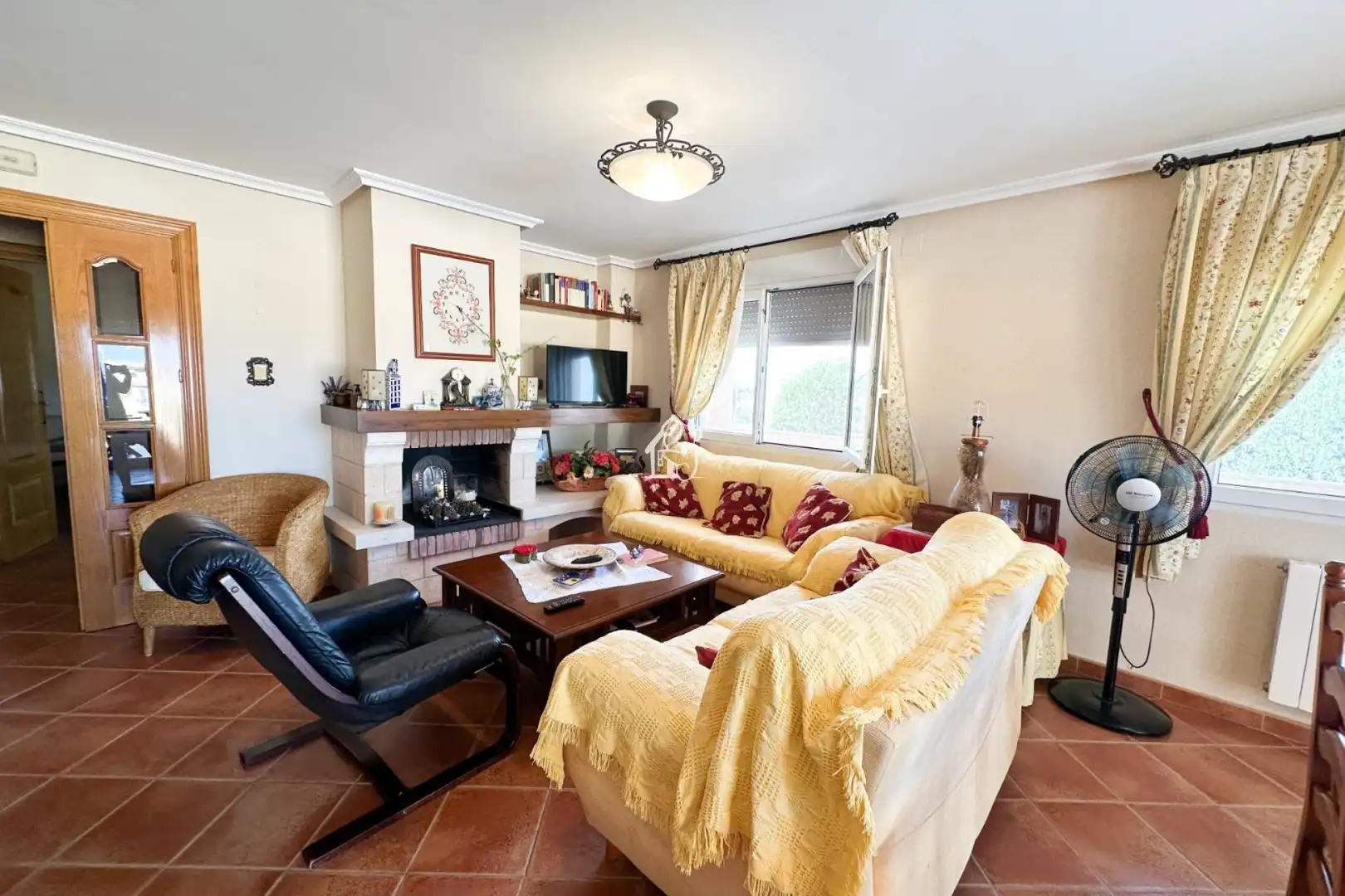Sala d'estar de Finca rústica de lloguer en San Miguel de Salinas amb Aire condicionat, Jardí privat i Terrassa