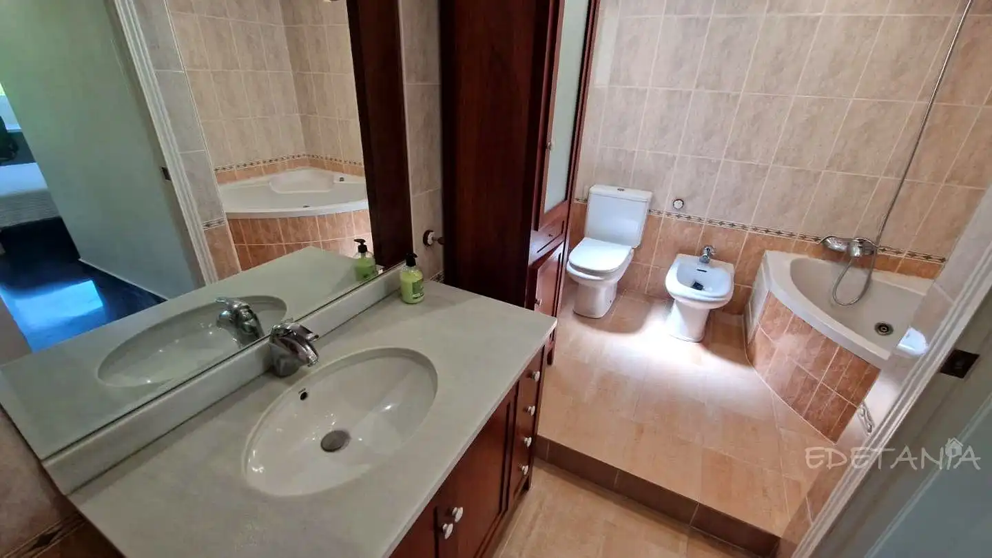 Baño de Piso de alquiler en Moncada con Aire acondicionado, Calefacción y Amueblado