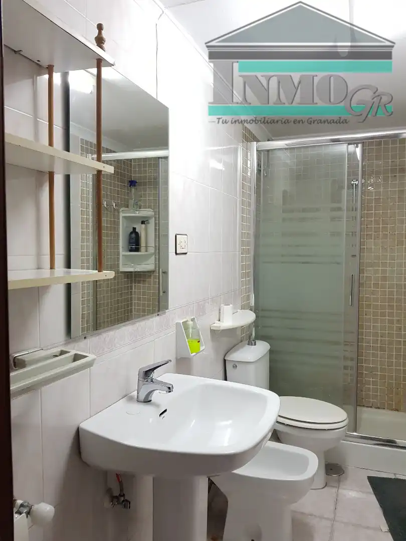 Bathroom of Flat for share in Granada  with Heating, Furnished and Balcony