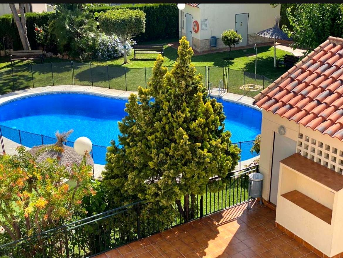 Piscina de Casa adosada en venda en Rincón de la Victoria amb Aire condicionat i Piscina comunitària