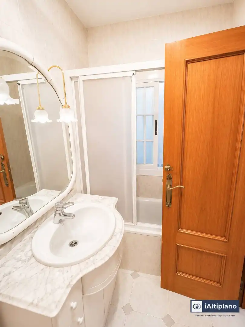 Baño de Piso en venta en Baza con Calefacción, Terraza y Trastero