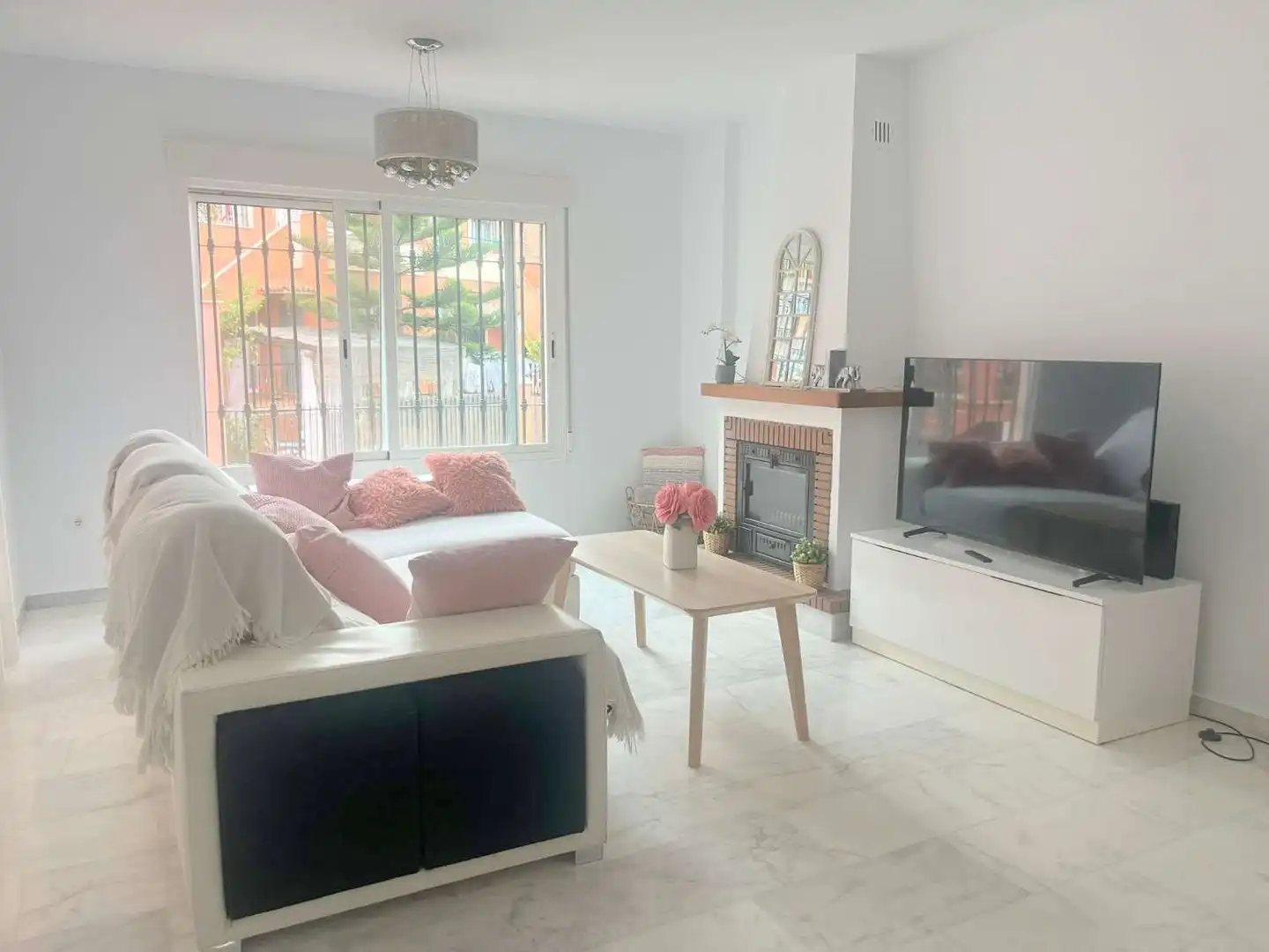Sala de estar de Casa adosada en venta en Vélez-Málaga con Terraza y Piscina