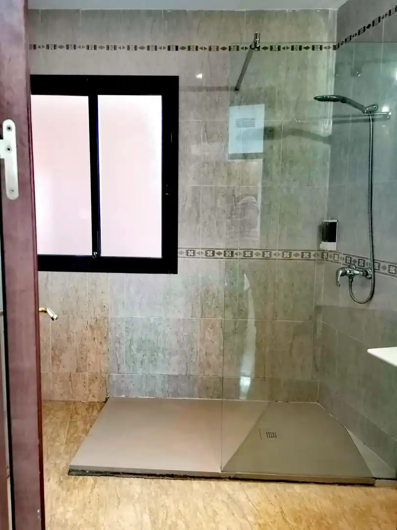 Badezimmer von Wohnung zum Verkauf in Manilva mit Klimaanlage, Terrasse und Möbliert