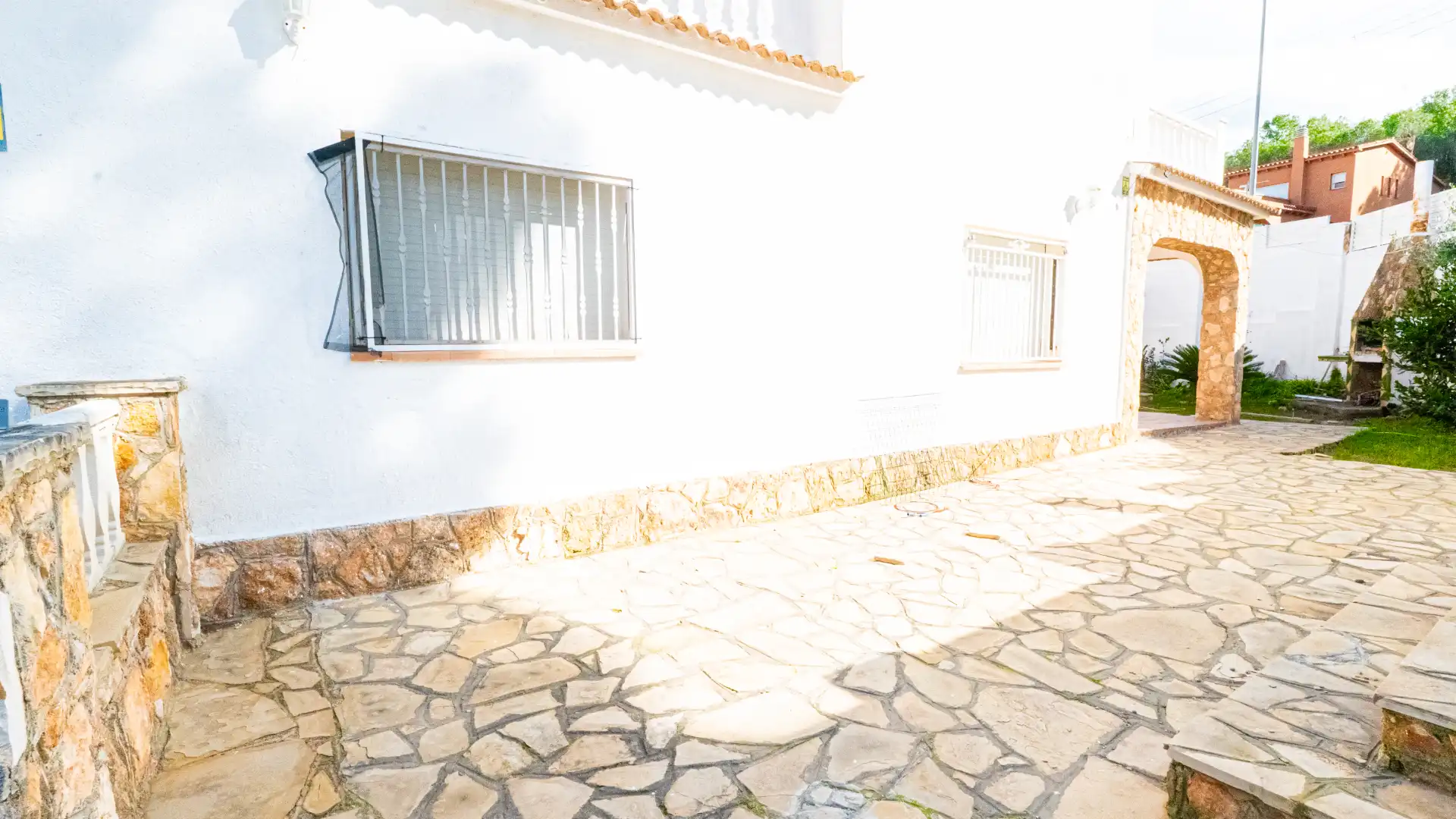 Vista exterior de Casa o xalet en venda en El Vendrell amb Jardí privat, Terrassa i Piscina