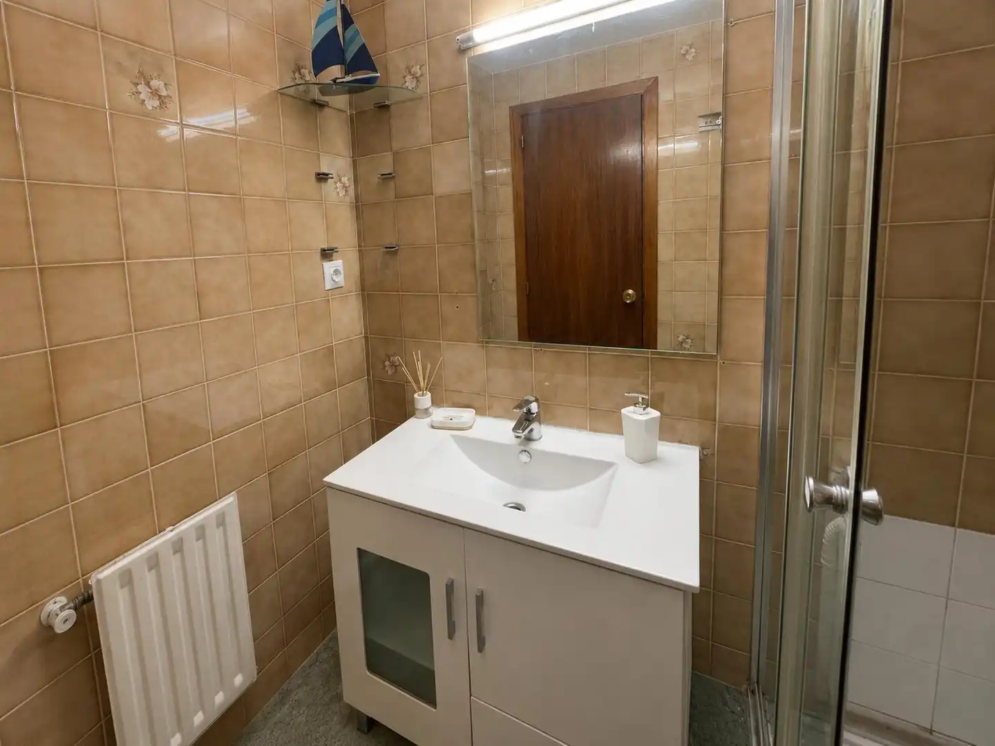 Baño de Piso de alquiler en Oviedo  con Calefacción y Amueblado