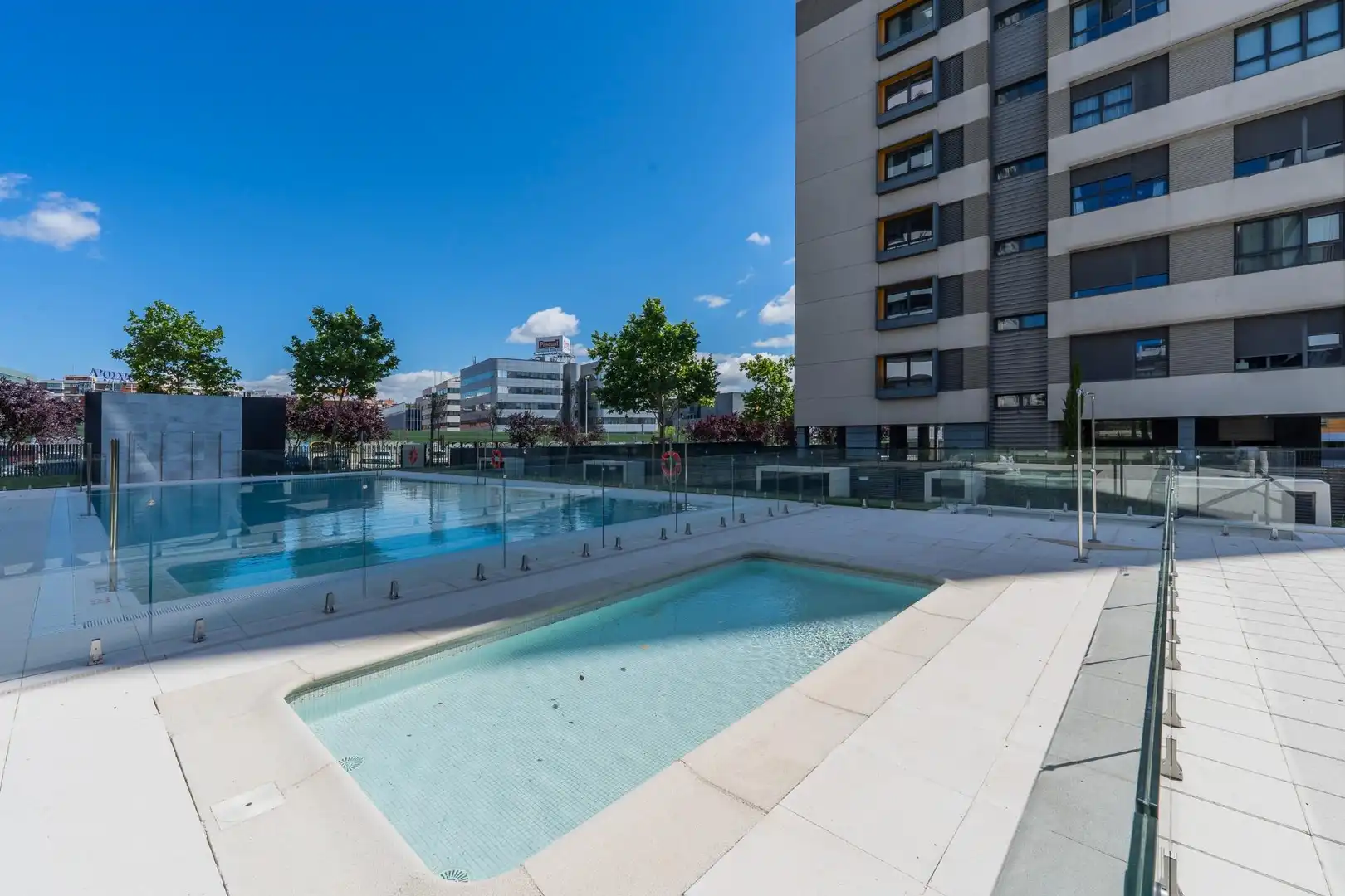 Piscina de Apartamento en venta en Madrid con Aire acondicionado, Calefacción y Jardín privado