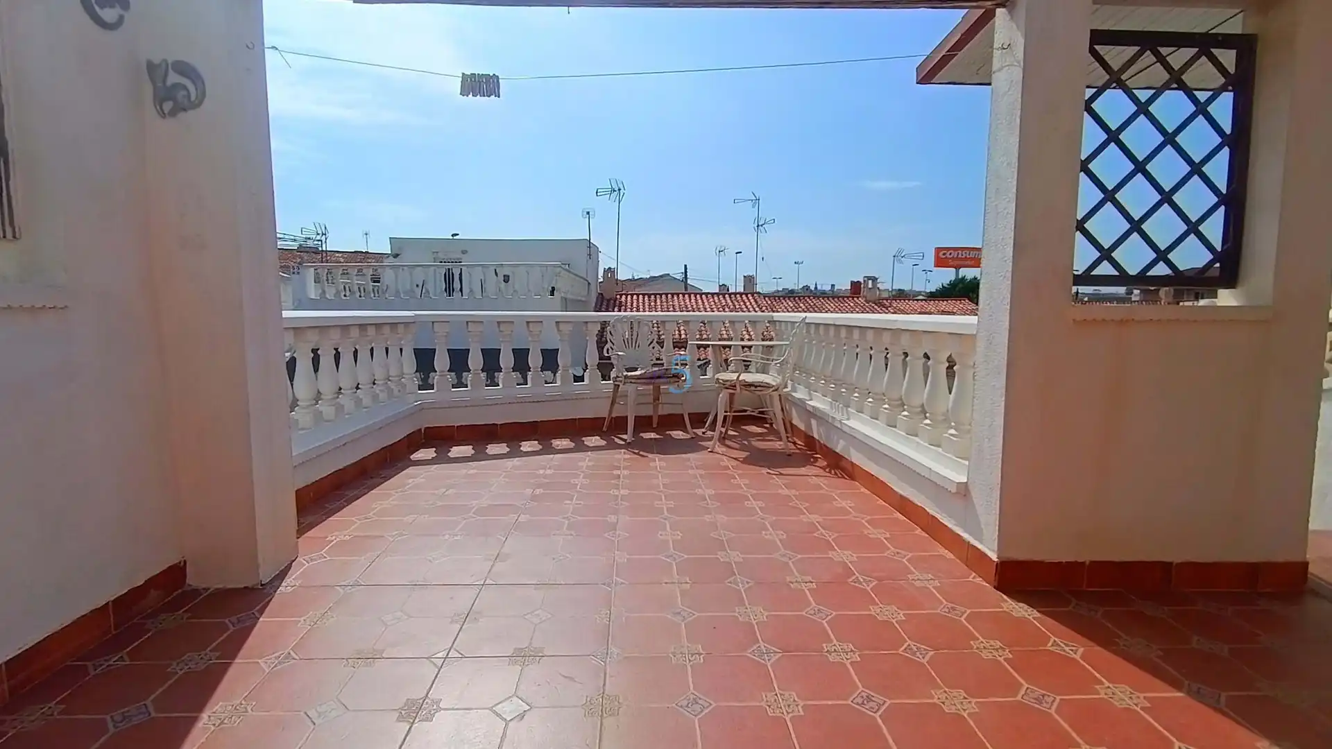 Terrasse von Einfamilien-Reihenhaus zum Verkauf in Torrevieja mit Klimaanlage, Heizung und Möbliert