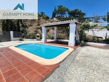 Casa rústica con balcón en venta en Benagalbón