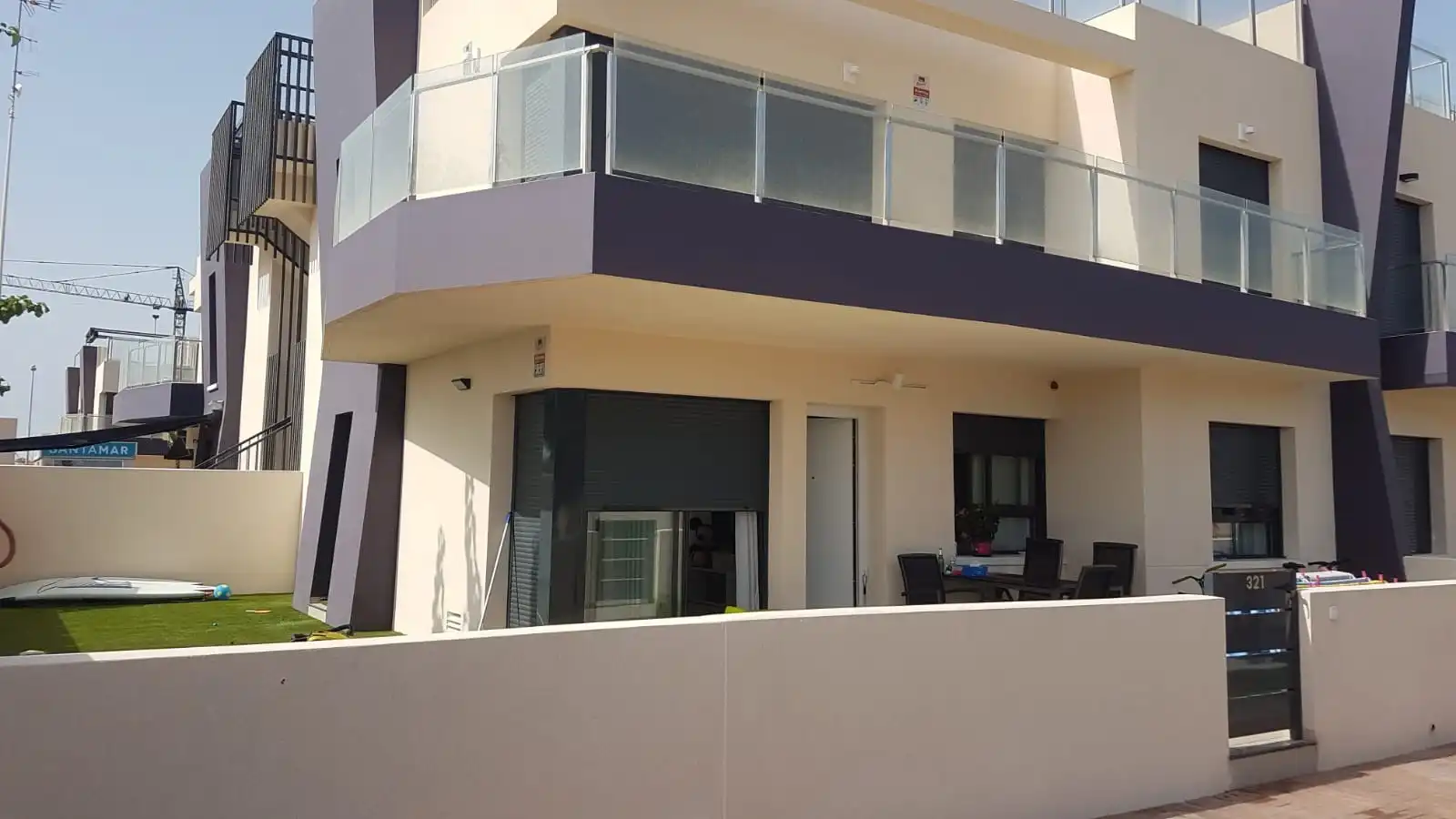 Außenansicht von Haus oder Chalet zur Miete in Pilar de la Horadada mit Klimaanlage, Terrasse und Schwimmbad