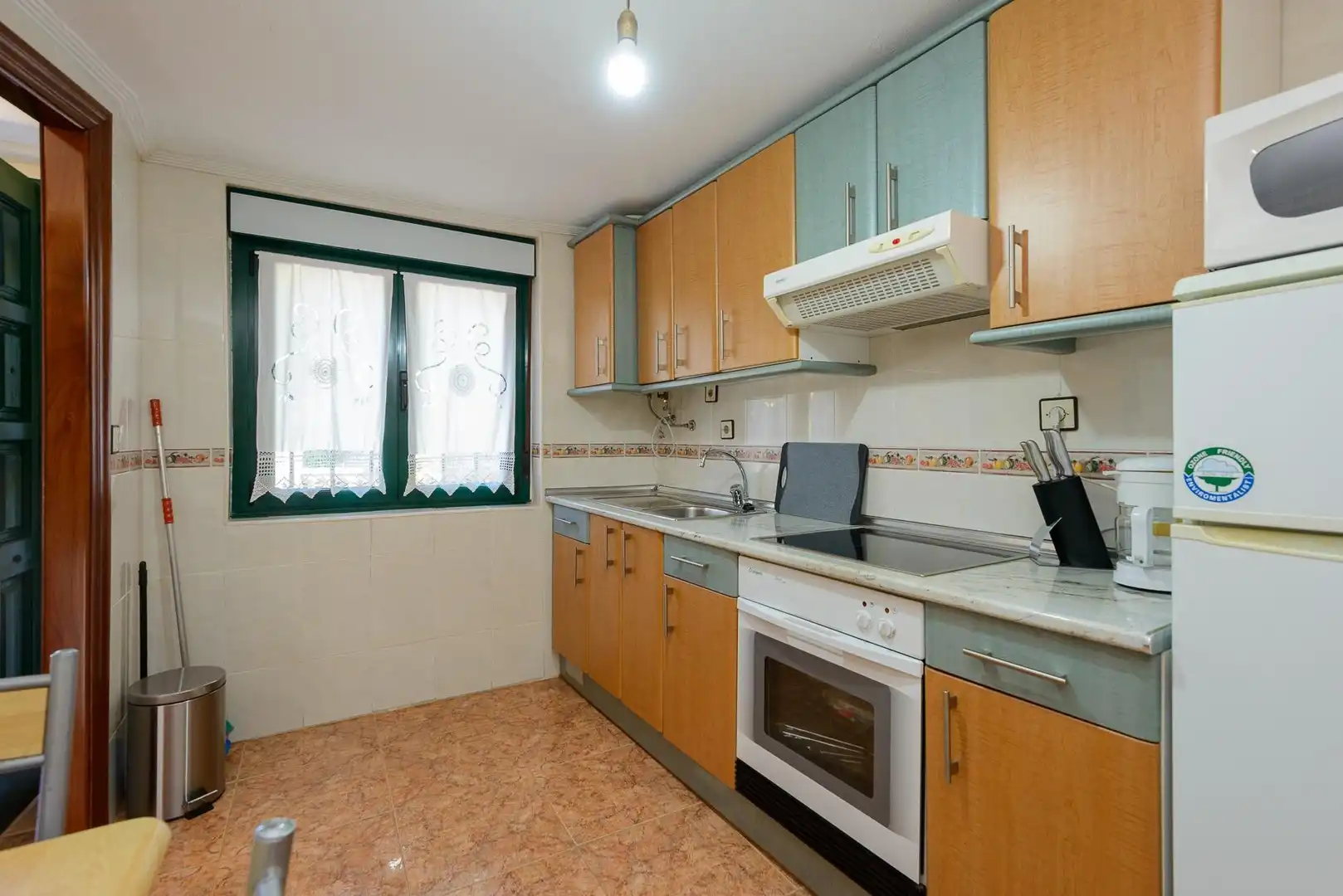 Cuina de Casa adosada en venda en Mieres (Asturias) amb Jardí privat, Terrassa i Moblat