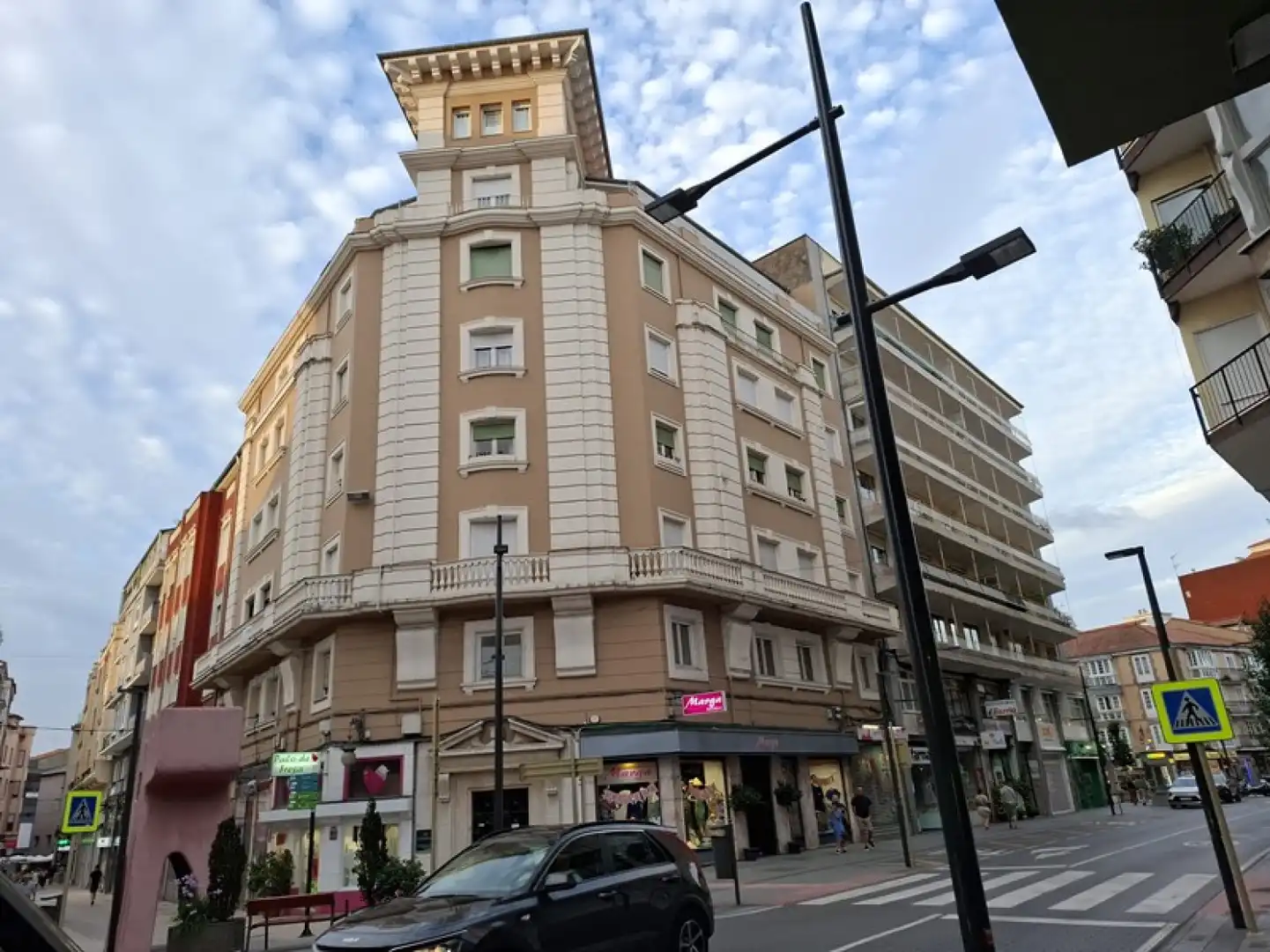 Außenansicht von Wohnung zum Verkauf in Torrelavega  mit Abstellraum