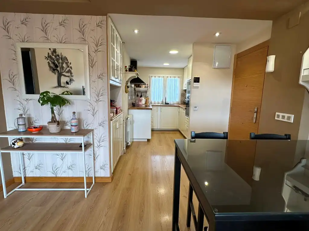Cuina de Pis en venda en Gijón  amb Calefacció, Parquet i Moblat