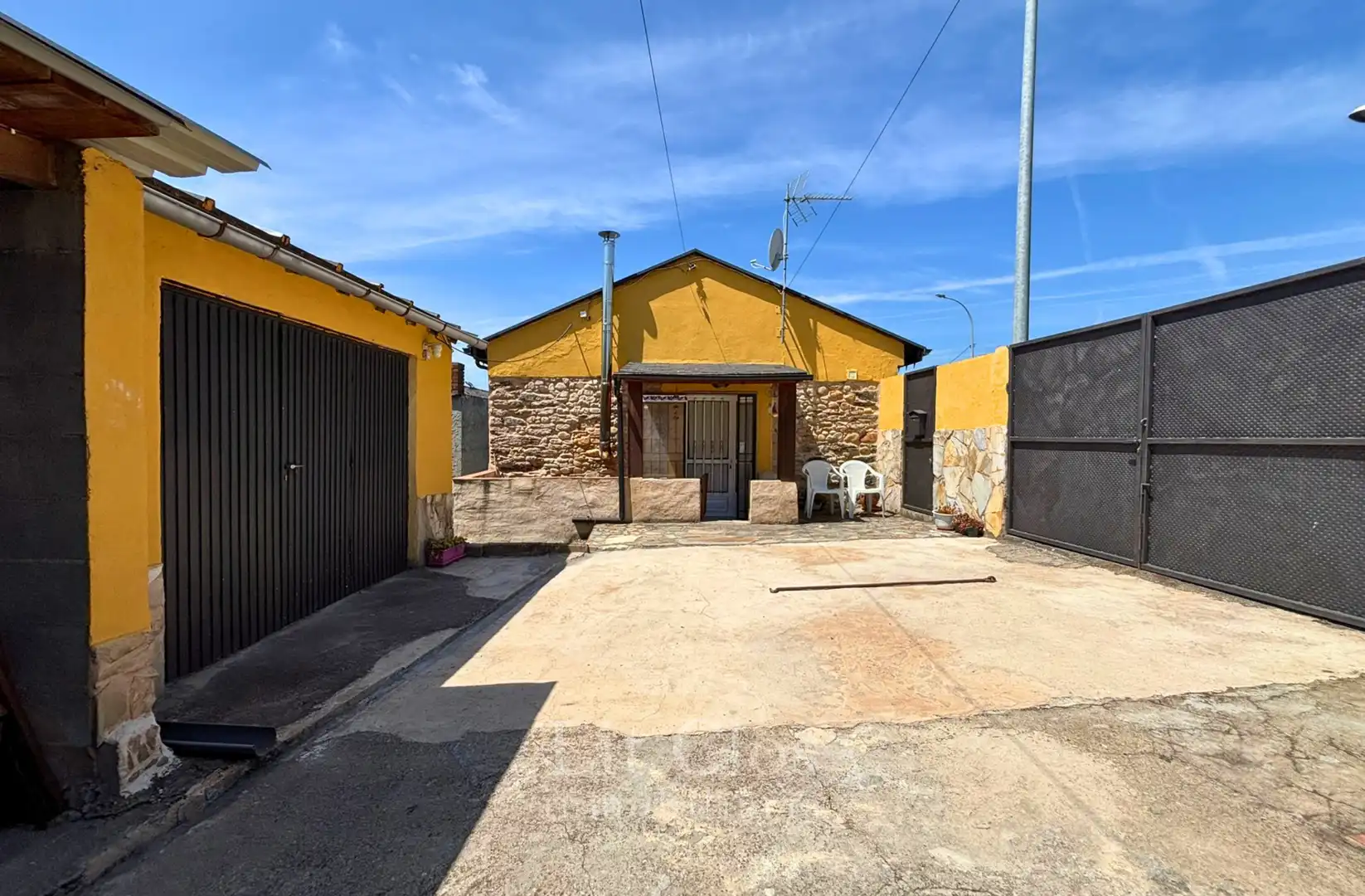 Exterior view of Country homes for sale in A Rúa   with Air Conditioner, Heating and Private garden