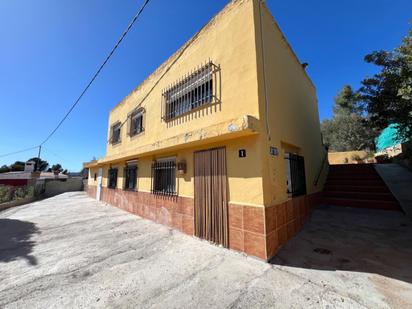 Vista exterior de Casa o xalet en venda en Llíria amb Jardí privat, Terrassa i Traster