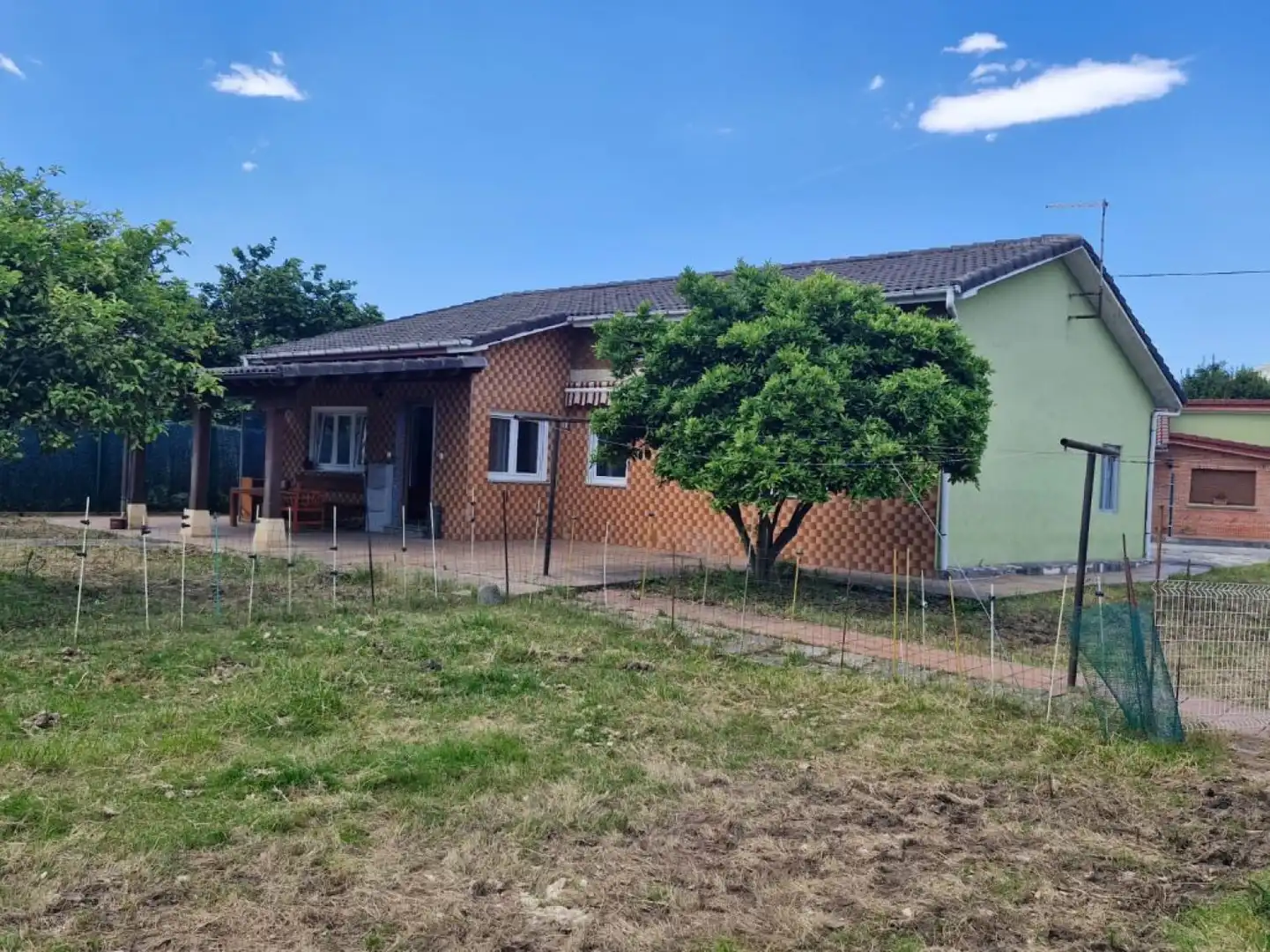 Vista exterior de Casa o xalet en venda en Los Corrales de Buelna  amb Calefacció, Jardí privat i Terrassa
