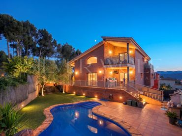 Casa amb balcó en venda a calle Montseny