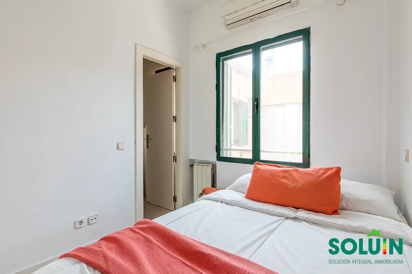 Schlafzimmer von Dachboden zur Miete in Madrid mit Klimaanlage, Heizung und Parkett