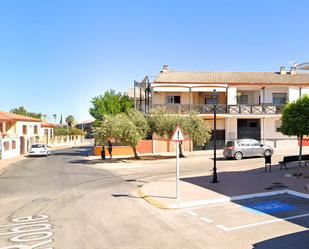 Vista exterior de Pis en venda en Guillena amb Calefacció i Terrassa