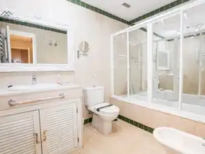 Bany de Casa o xalet de lloguer en Almuñécar amb Aire condicionat, Jardí privat i Terrassa