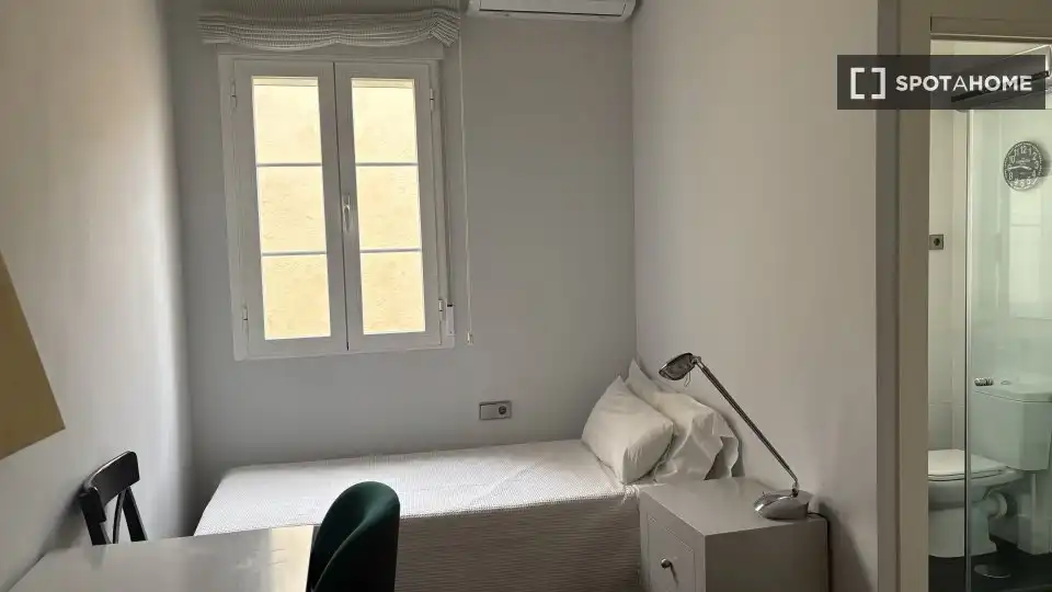Bedroom of Flat for share in Barrio de Salamanca