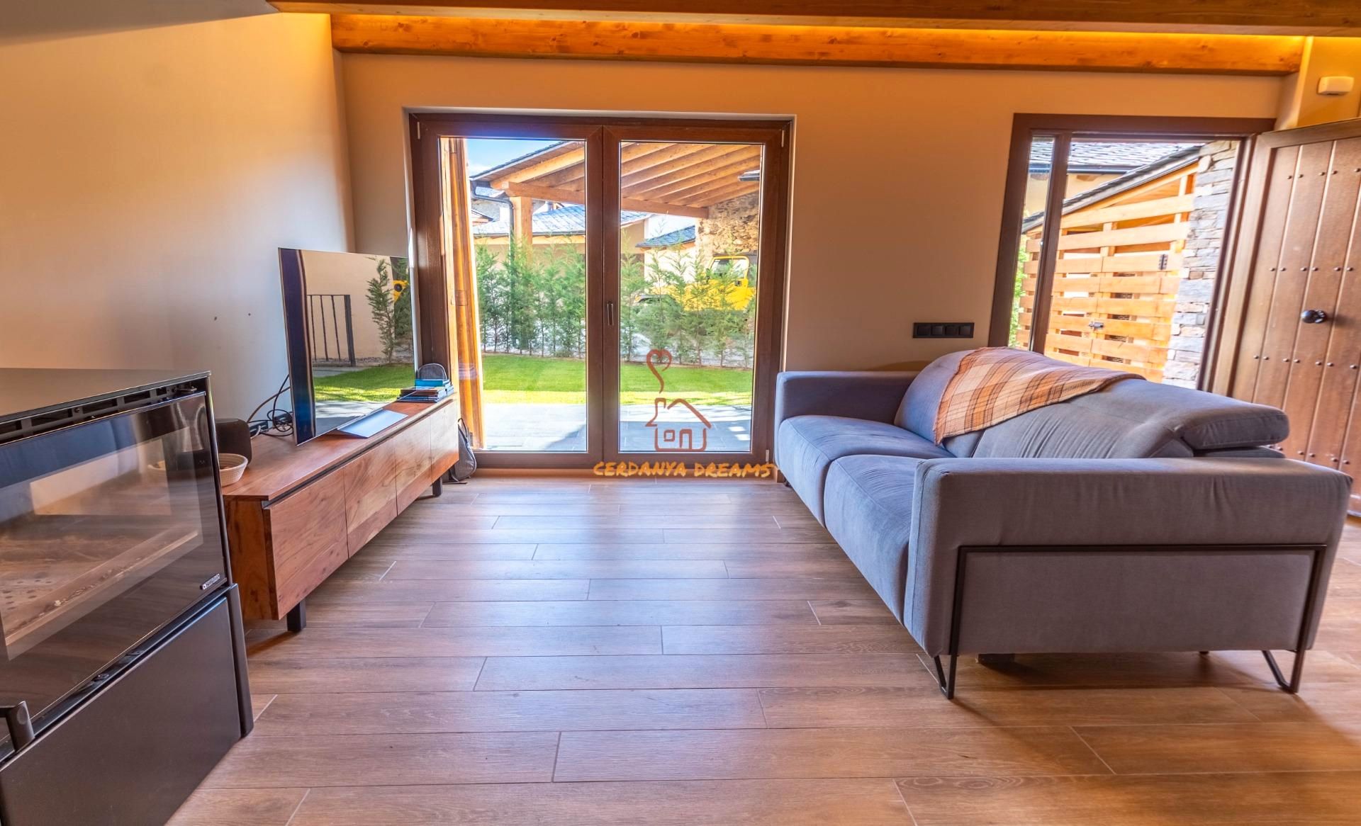 Sala de estar de Casa adosada en venta en Fontanals de Cerdanya con Calefacción, Jardín privado y Parquet