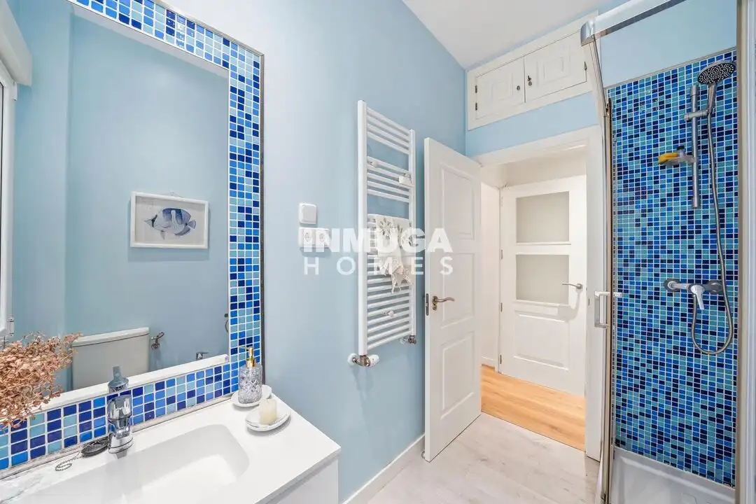 Badezimmer von Wohnung zum Verkauf in Madrid mit Klimaanlage und Heizung