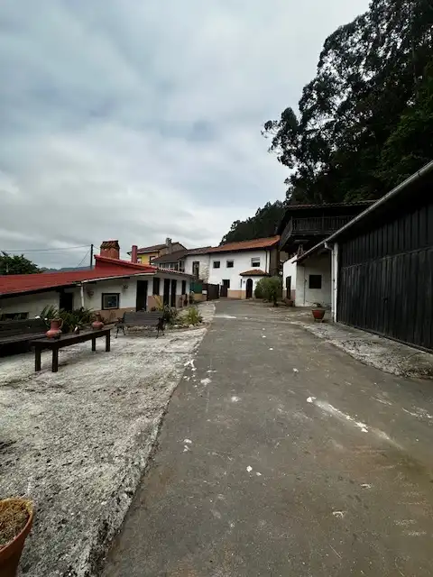 Vista exterior de Casa adosada en venda en Pravia amb Calefacció, Jardí privat i Terrassa