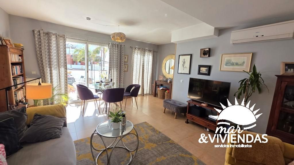 Sala d'estar de Casa adosada en venda en Vera amb Aire condicionat, Jardí privat i Terrassa