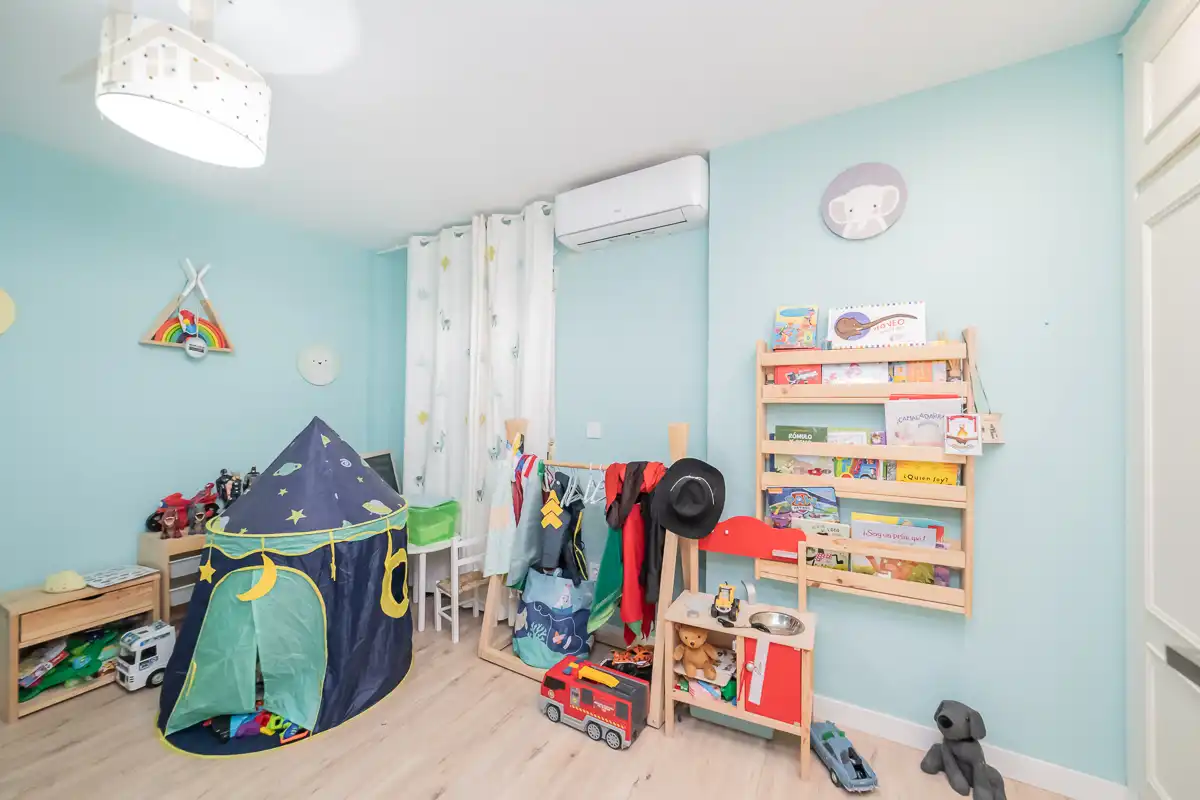 Habitación de Dúplex en venta en Sevilla la Nueva con Aire acondicionado, Calefacción y Balcón