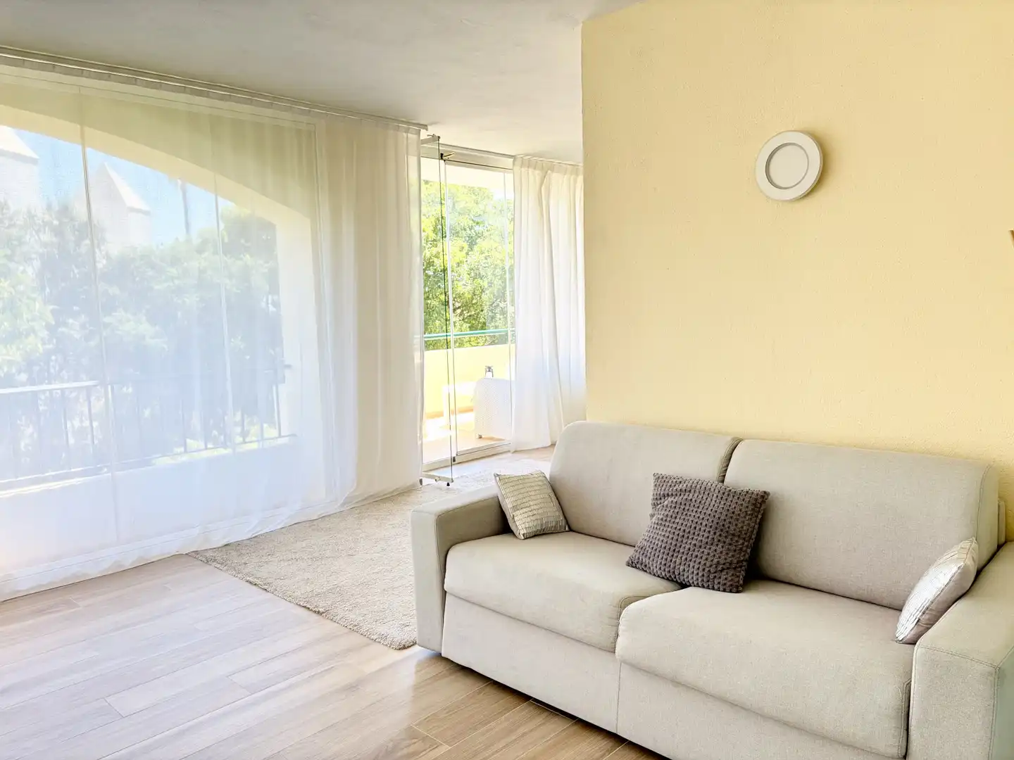 Sala d'estar de Apartament de lloguer en Marbella amb Aire condicionat, Terrassa i Piscina