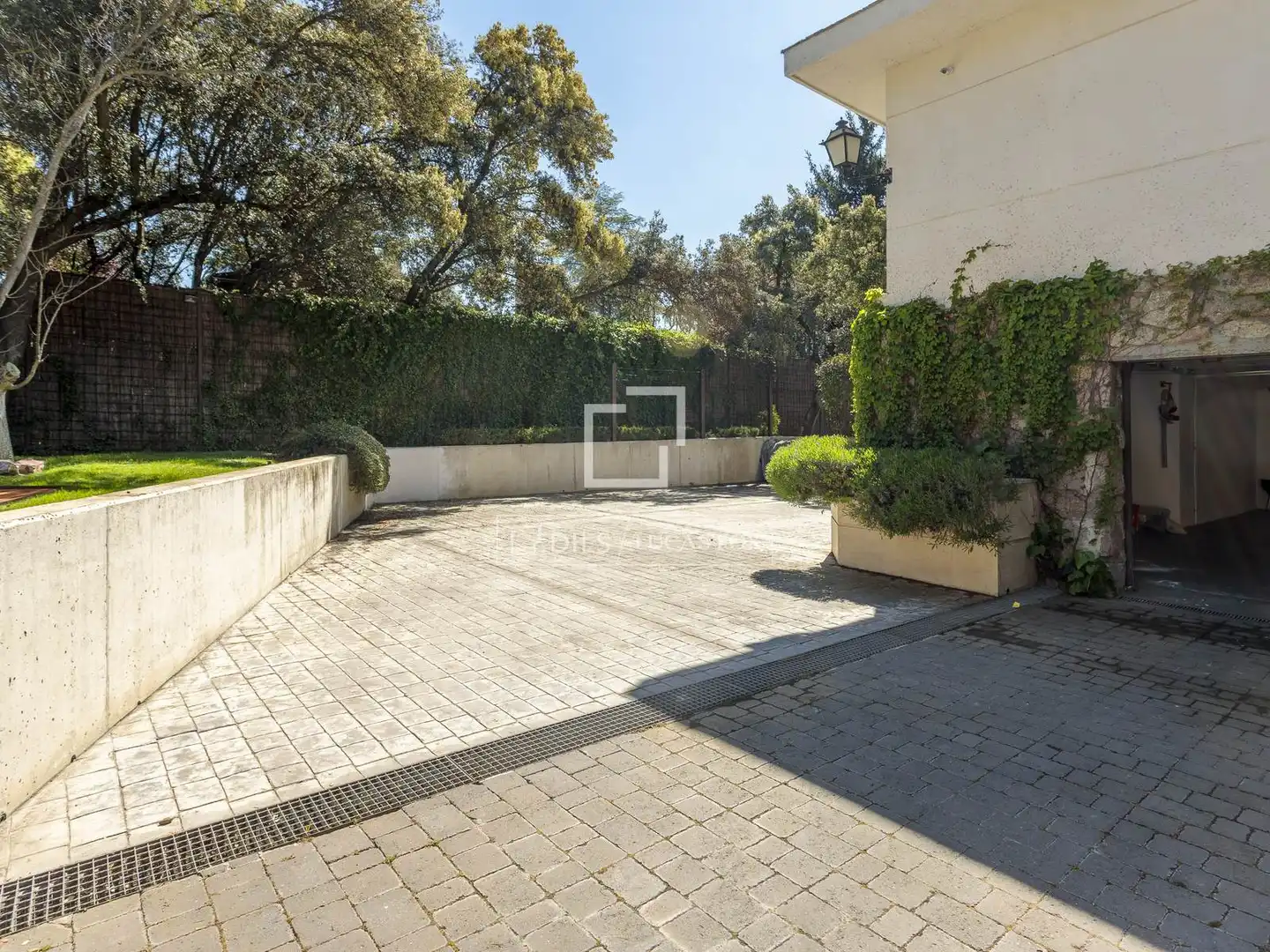 Vista exterior de Casa o xalet de lloguer en La Moraleja amb Aire condicionat, Calefacció i Jardí privat