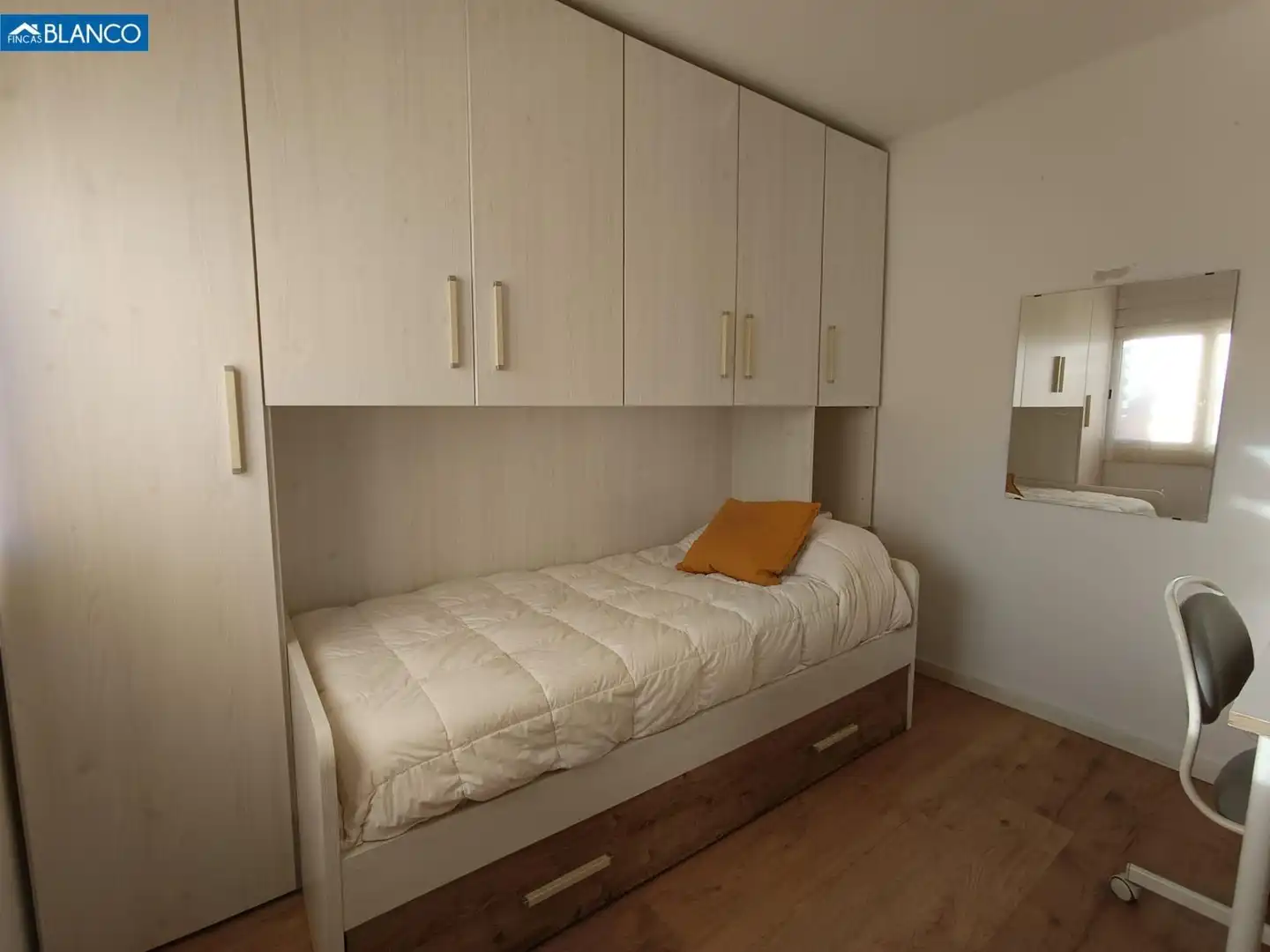 Dormitori de Àtic en venda en L'Hospitalet de Llobregat amb Calefacció, Parquet i Terrassa