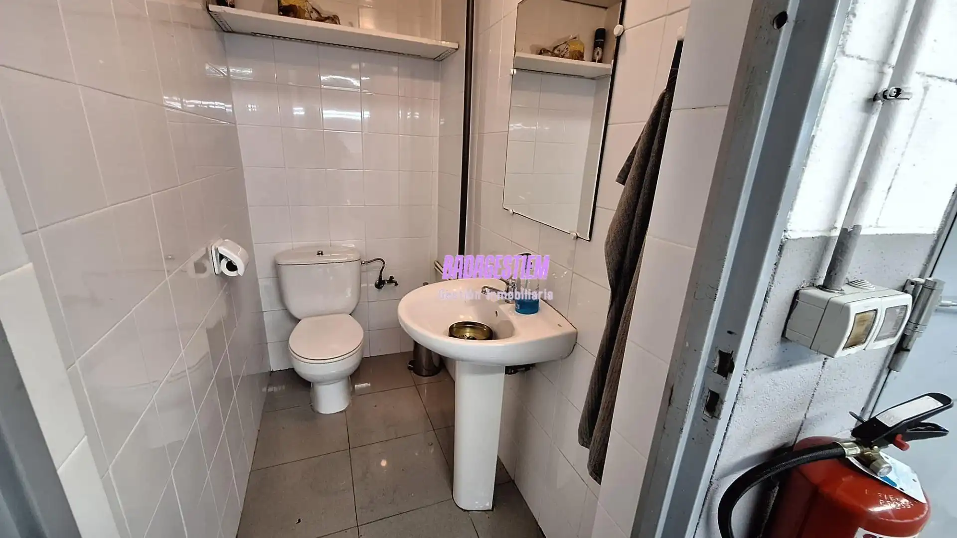 Baño de Local de alquiler en Badalona con Aire acondicionado