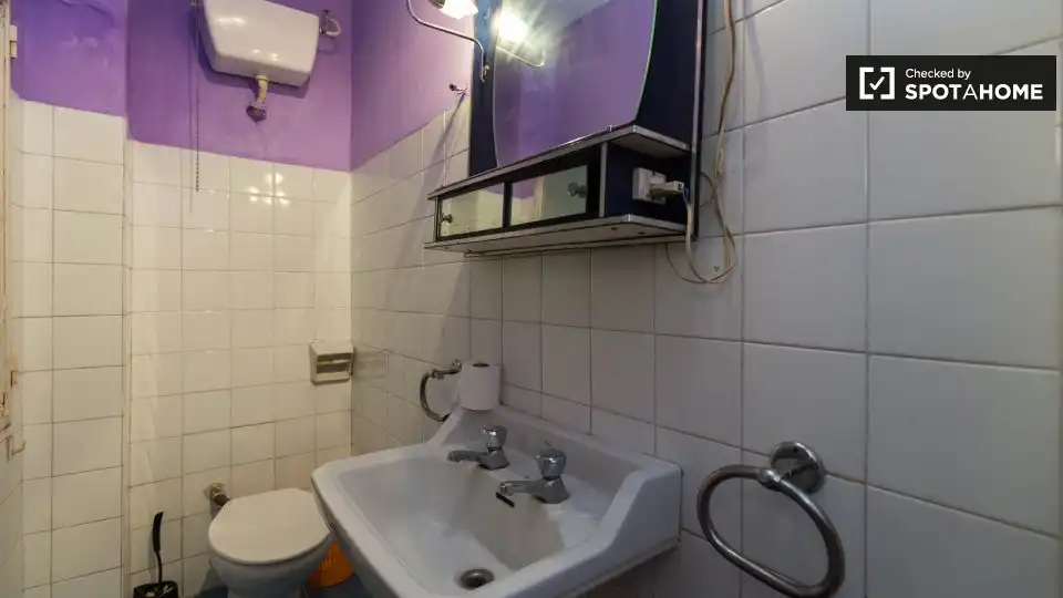 Bathroom of Flat for share in Granada  with Air Conditioner, Heating and Furnished