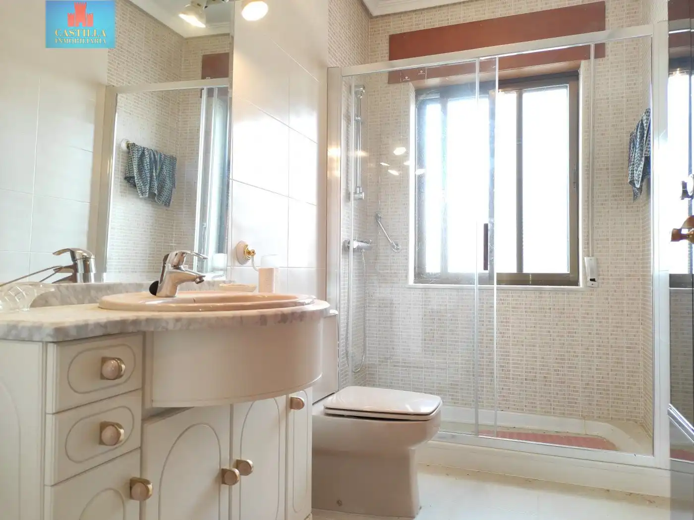 Baño de Casa o chalet en venta en Velayos con Terraza, Trastero y Amueblado
