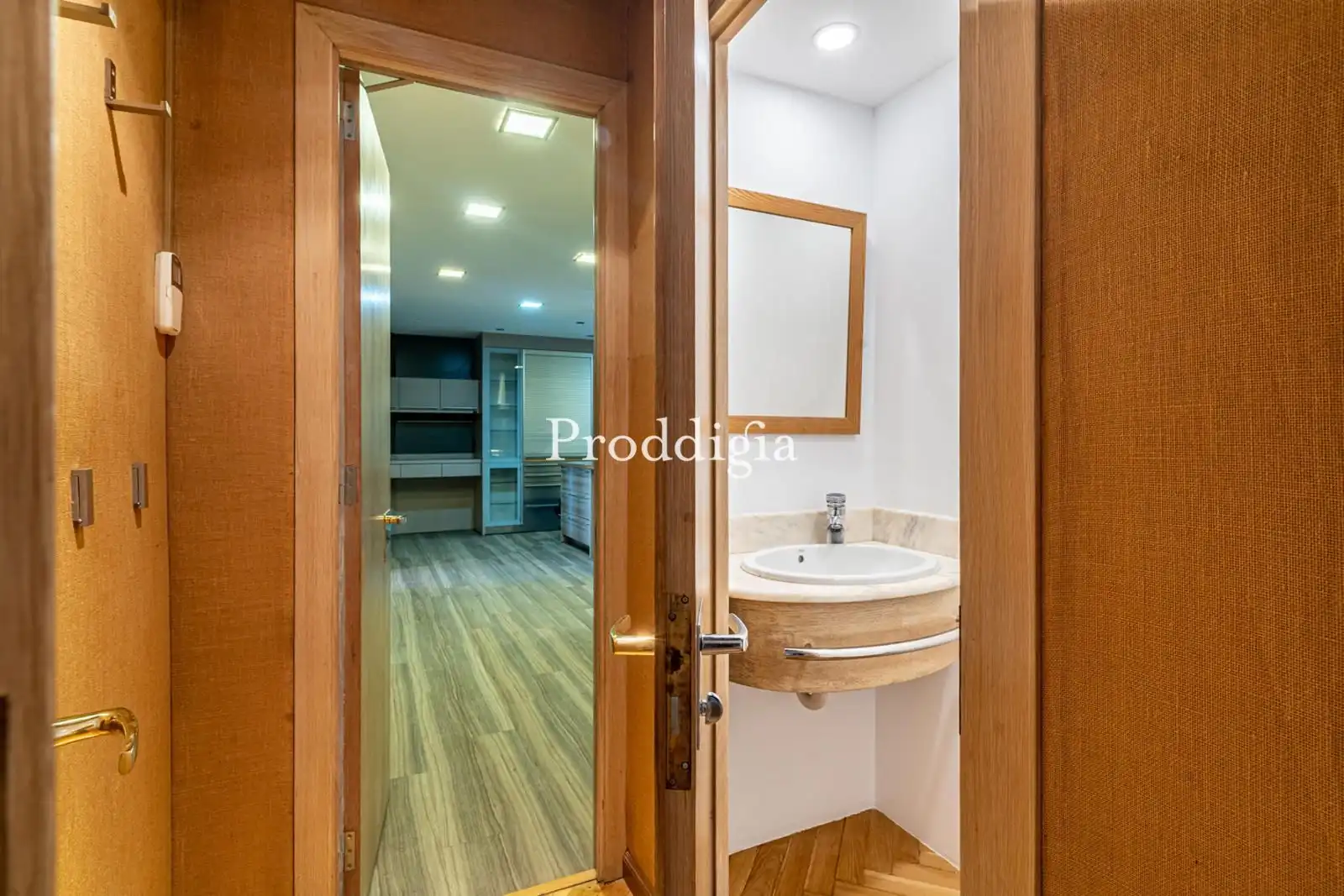 Bathroom of Flat for rent in Barcelona  with Air Conditioner, Heating and Terrace