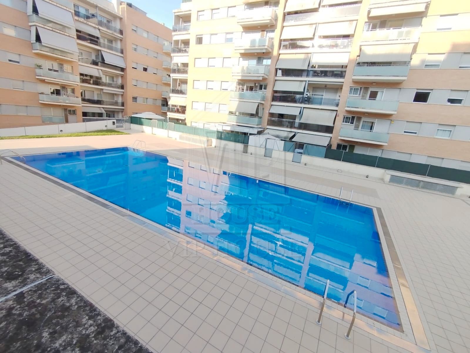 Piscina de Planta baixa en venda en Montornès del Vallès amb Calefacció, Terrassa i Piscina comunitària