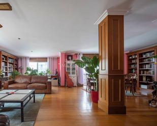 Sala d'estar de Casa o xalet en venda en Vigo  amb Aire condicionat i Terrassa