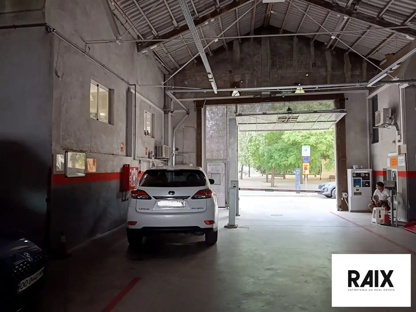 Parkplatz von Fabrikhallen zur Miete in Barcelona
