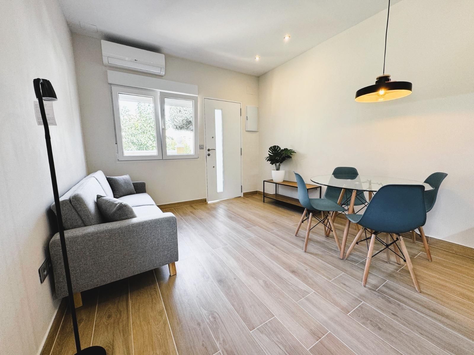 Wohnzimmer von Erdgeschoss zur Miete in Benidorm mit Klimaanlage, Privatgarten und Terrasse