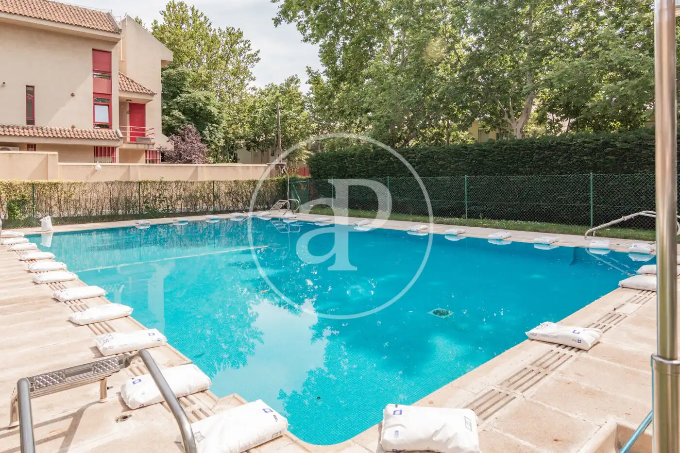 Piscina de Àtic de lloguer en Madrid amb Aire condicionat, Calefacció i Jardí privat