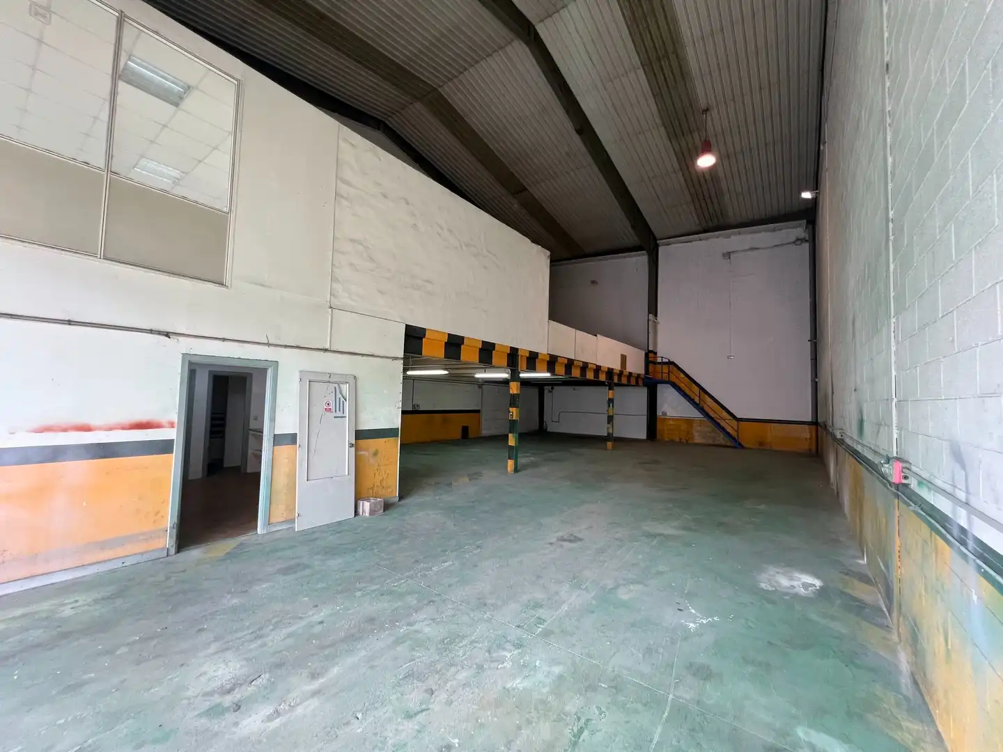 Industrial buildings for rent in Padrón