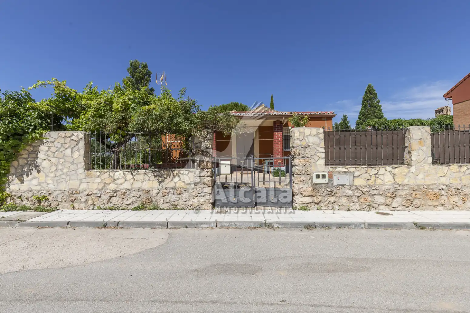 Vista exterior de Casa o chalet en venta en Cifuentes con Calefacción, Jardín privado y Trastero
