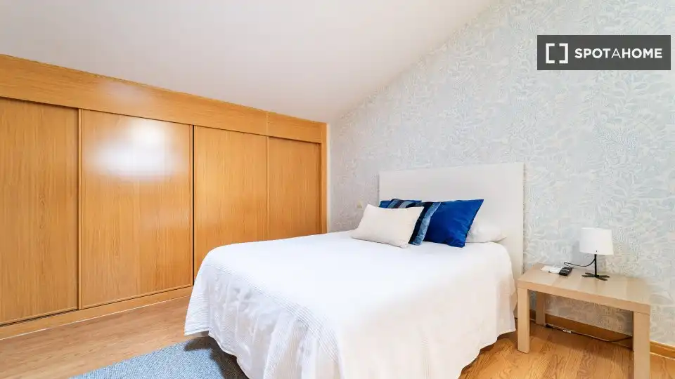 Bedroom of Flat for share in Sevilla la Nueva  with Air Conditioner, Heating and Furnished