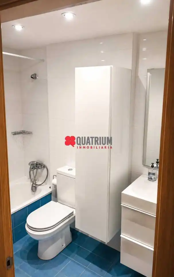 Bathroom of Flat for rent in Santiago de Compostela   with Heating and Furnished